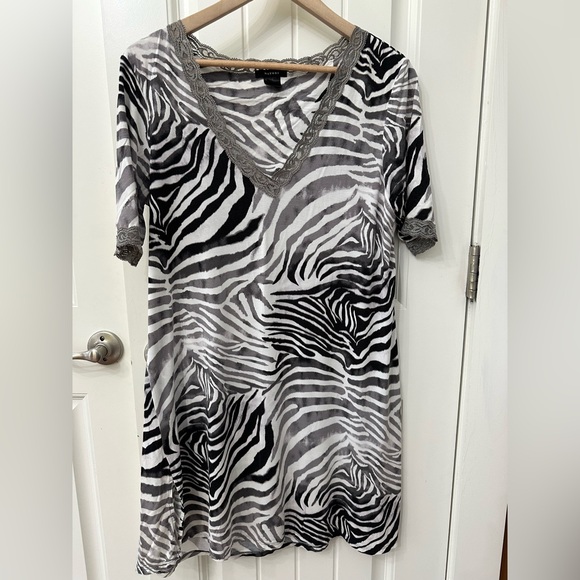 Natori Nightgown Black and Gray Zebra Lace Trim sz L Soft Pajamas - Picture 1 of 6